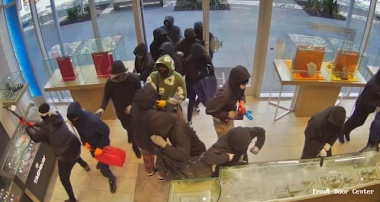 25 kisi kuyumcuya girdiler 1 milyon dolar vurgun yapip ciktilar 7dC81h9M