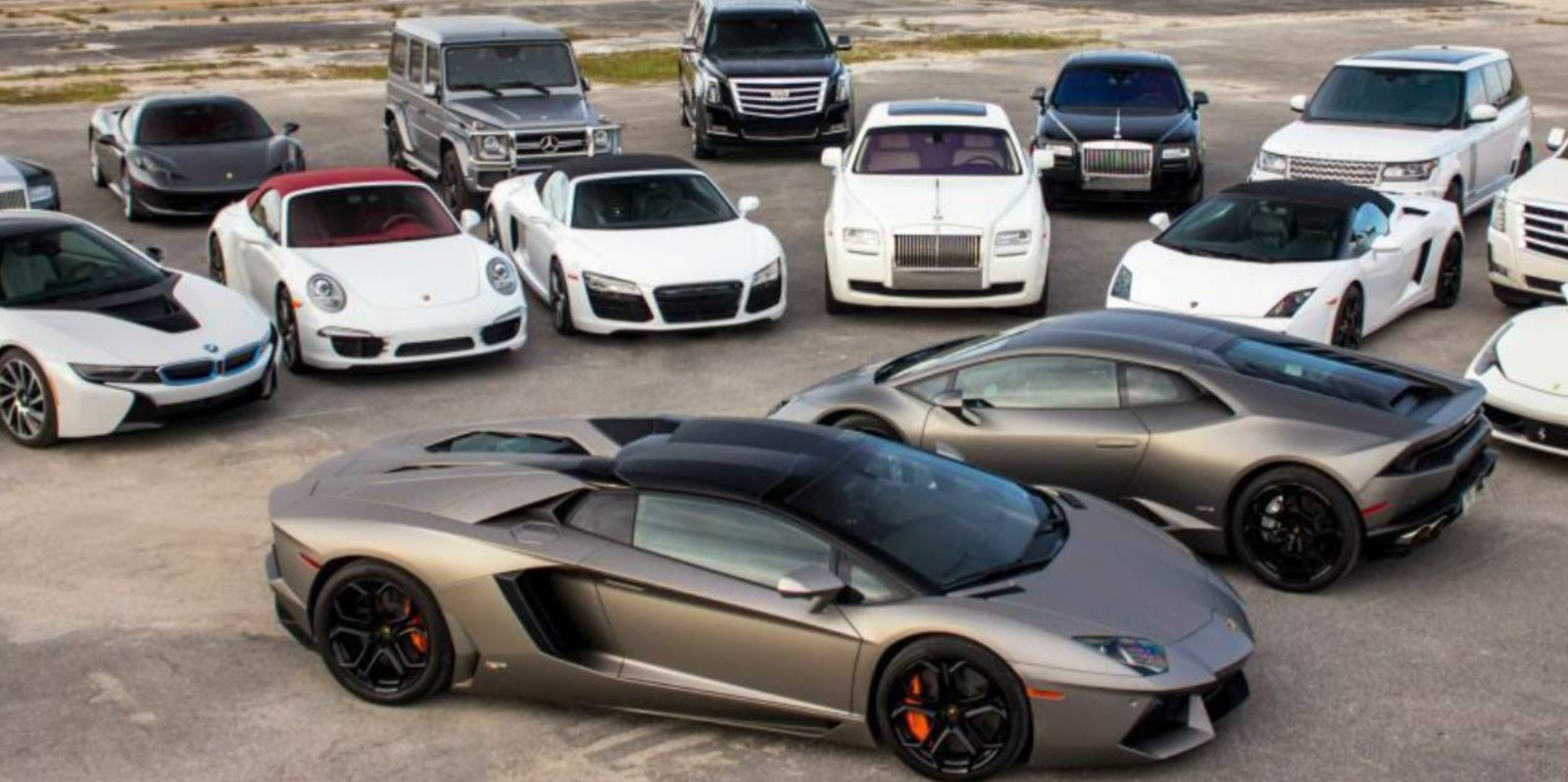 Adeta lüks araç  mezarlığı! Binlerce araç burada çürüyor