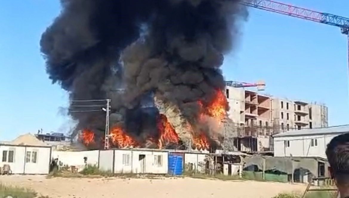 İşçilerin yaşadığı konteyner alev alev yandı