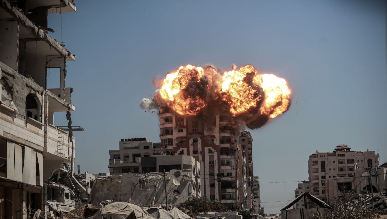 İsrail bir yüksek katlı binayı daha vurdu