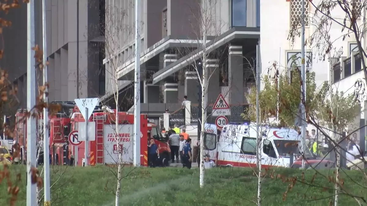 umraniyede kanalizasyon calismasinda isci gocuk altinda kaldi MQBhpVhS