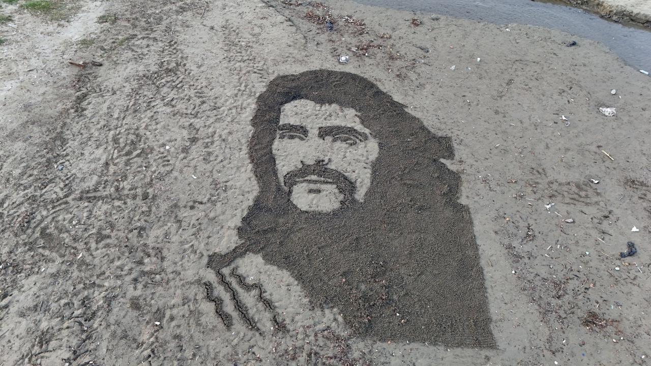 İranlı sanatçı Barış Manço’nun dev portresini kuma çizdi