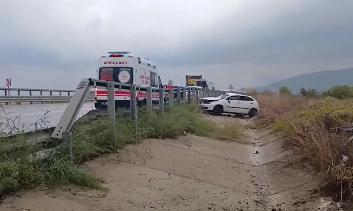 İznik’te Su Kanalına Düşen Otomobilde 4 Yaralı