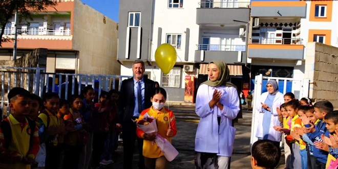 Lösemiyi yenip 3 yıl sonra okuluna dönen Asmin’e duygusal karşılama