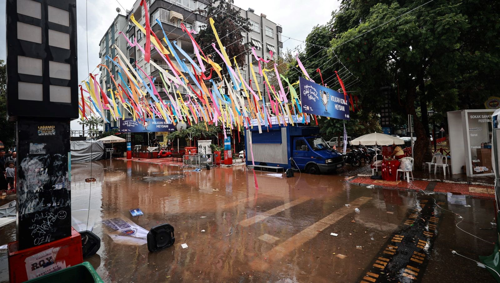 Mersin’de sağanak: Ağaçlar devrildi, yollar göle döndü