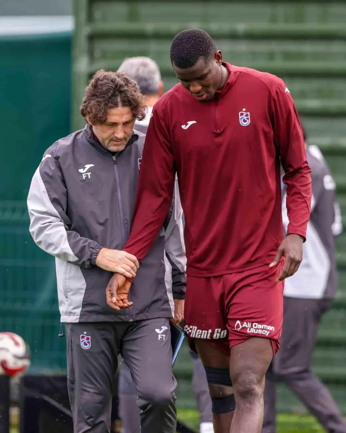 trabzonsporun forvet ikilisi onuachu ve augusto eyupspor karsisinda galibiyet icin sahaya cikiyor jzYLDY6h.jpg