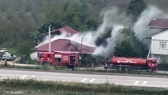 Yangında tek katlı ev kullanılamaz hale geldi