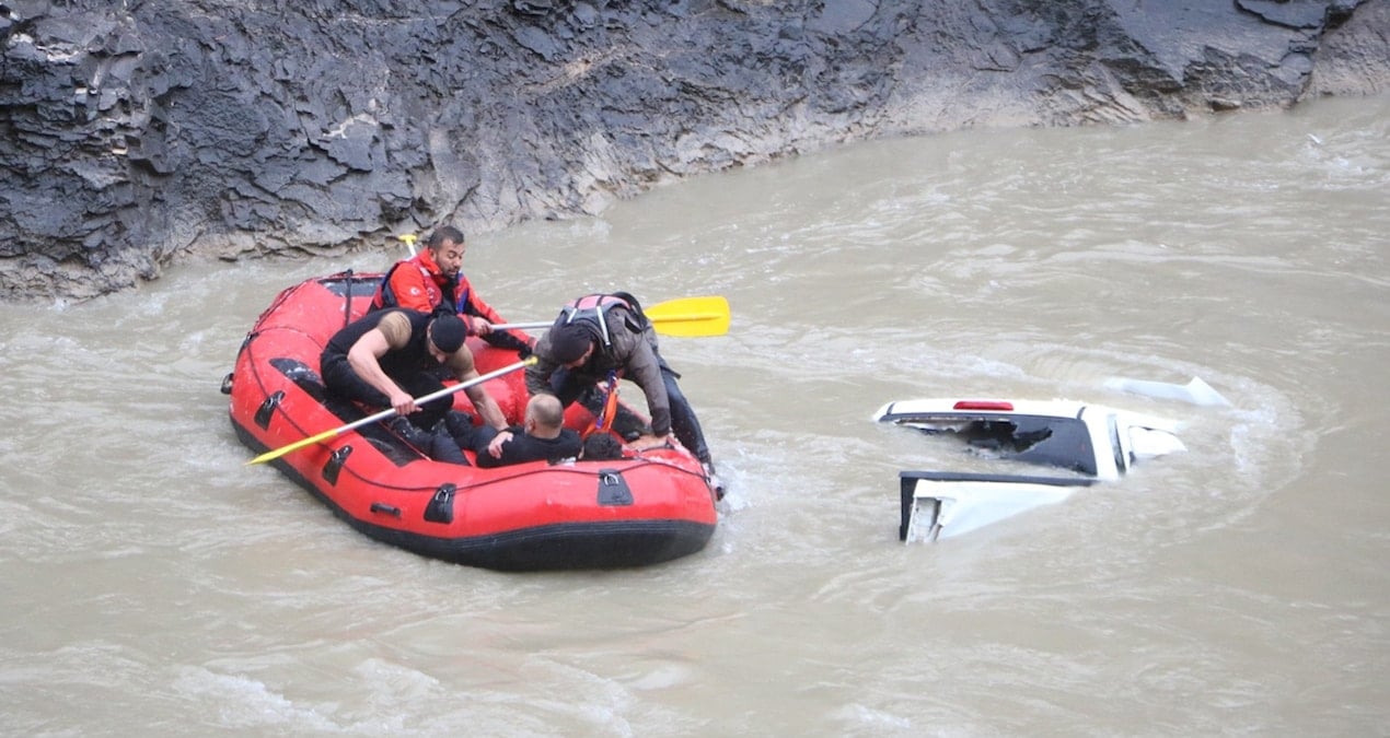 200 metre yükseklikten suya düştü: Nehirdeki can pazarında 2 kişi öldü