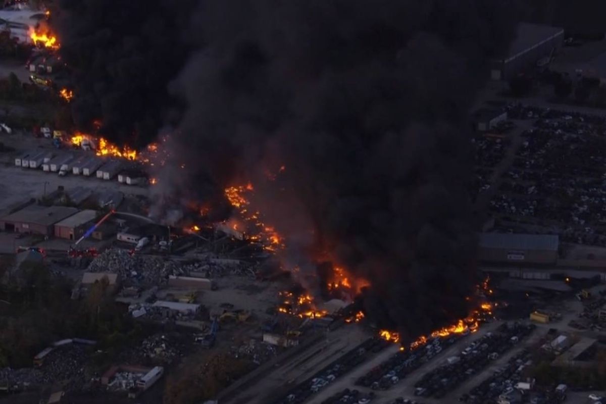 ABD’de, kargo şirketi UPS’ye ait uçak düştü ardından patlama meydana geldi