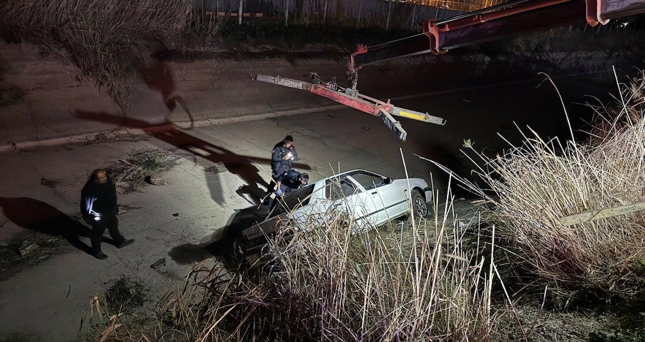 Su kanalına düşen araçta can pazarı