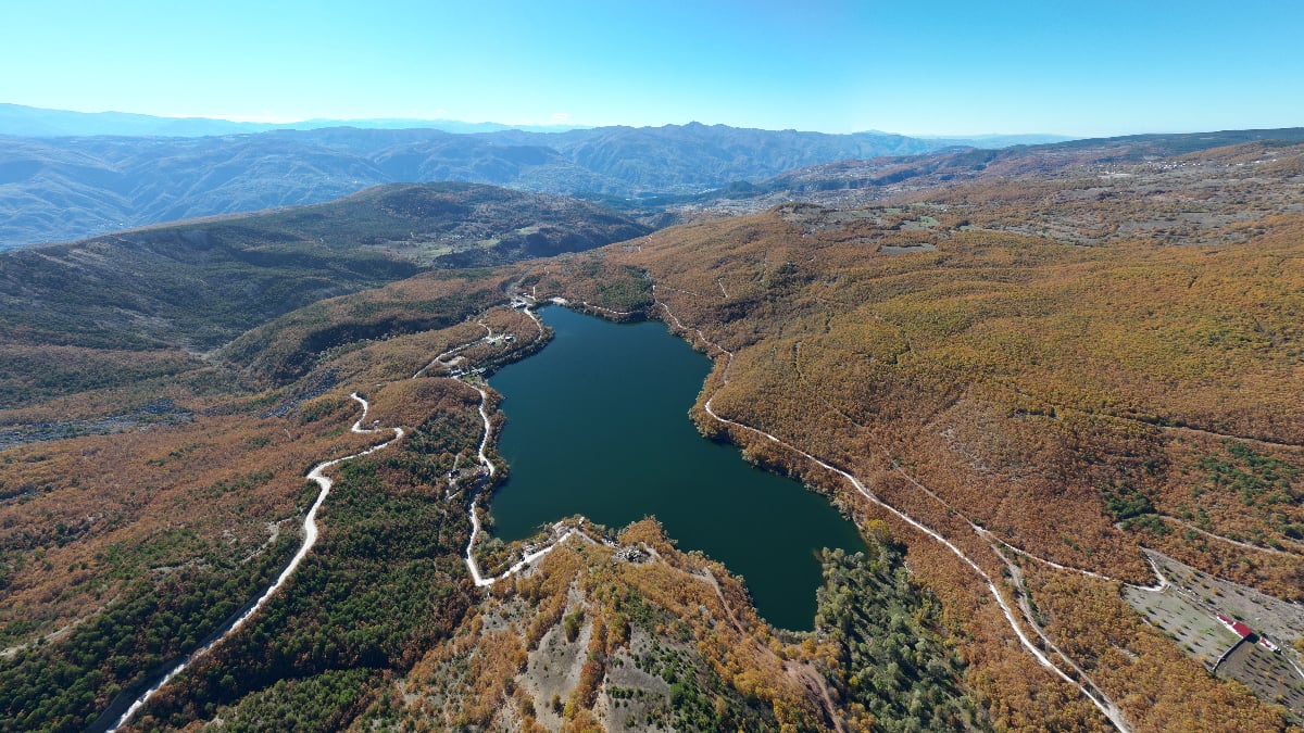 Tokat’ta bulunan Zinav Gölü sonbahar renkleriyle mest ediyor
