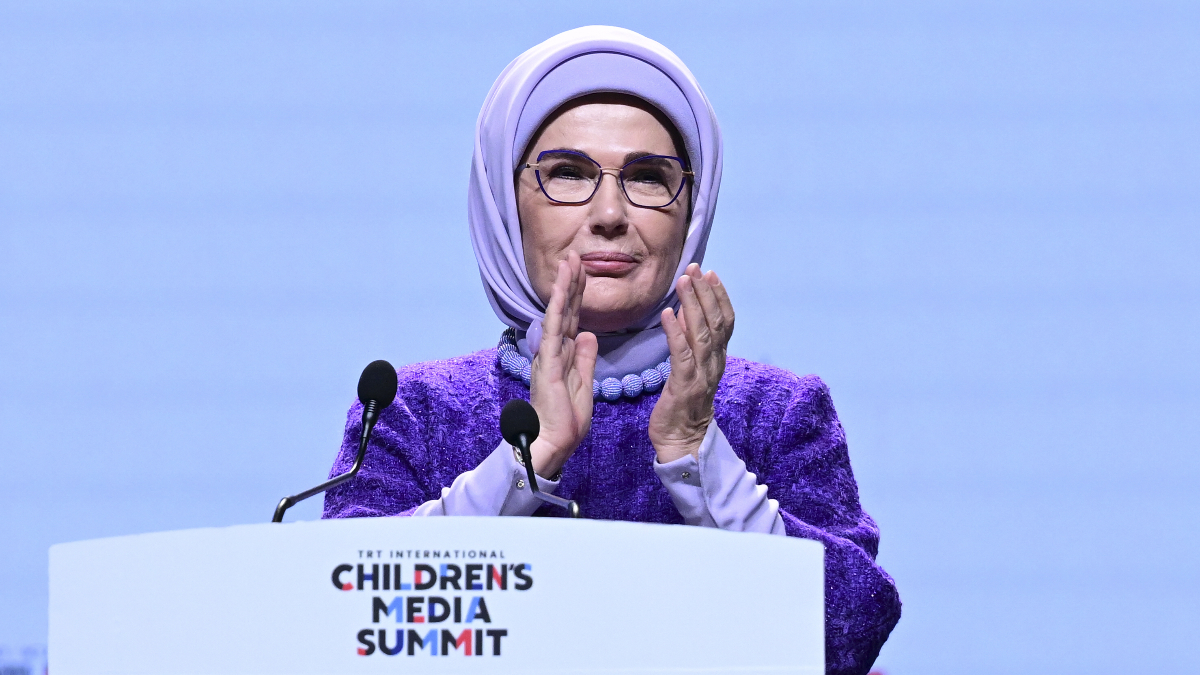 Emine Erdoğan, dijital çağ konusunda uyarıyor: Yetişkinler ekrana gömüldükçe çocuklar da aynısını yapıyor