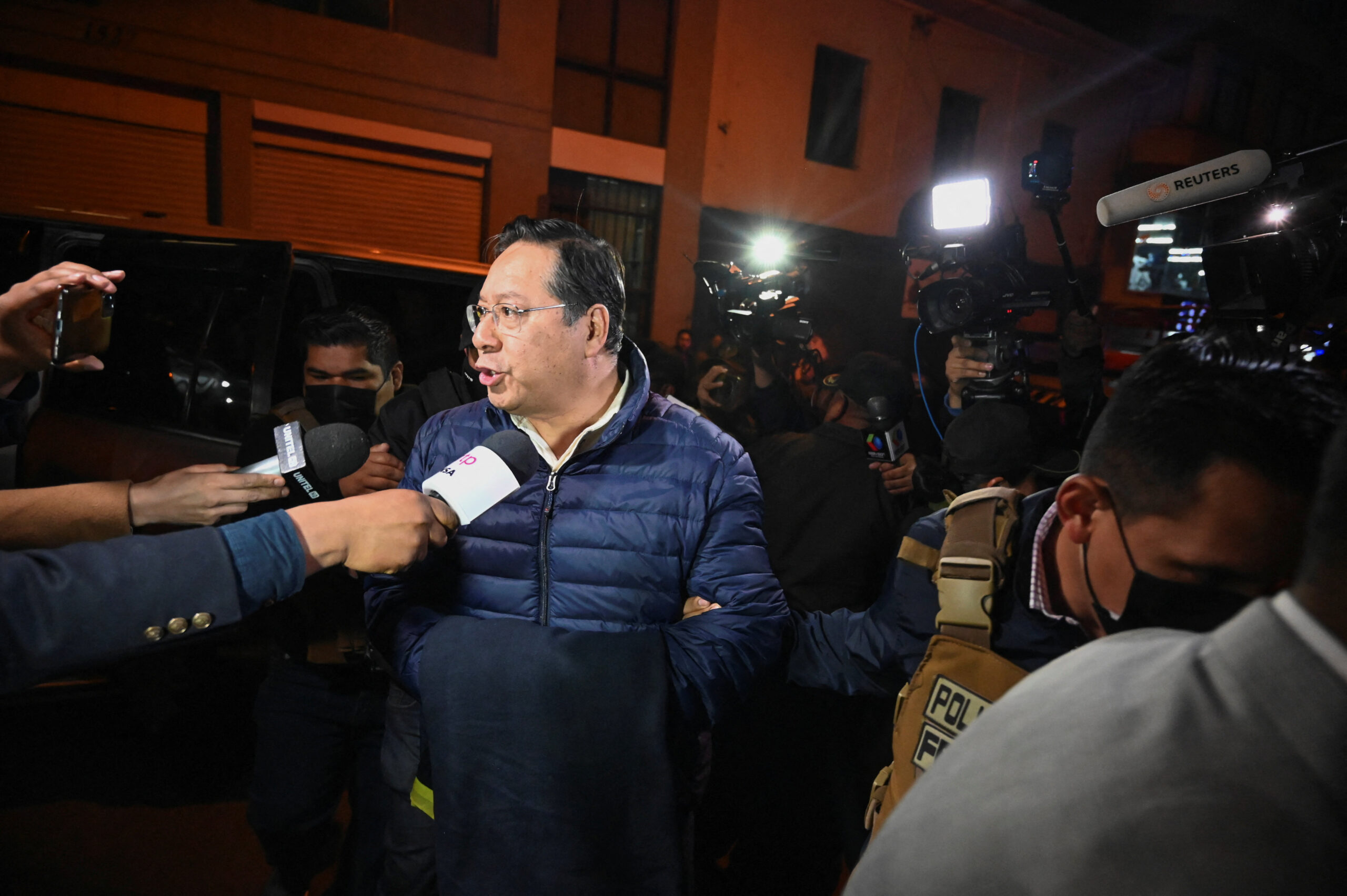 Eski devlet başkanı, görevi devrettikten 1 ay sonra tutuklandı