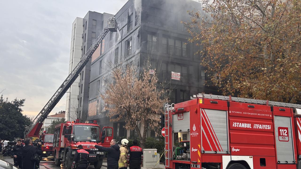Kadıköy Bağdat Caddesi’nde 5 katlı binada yangın!