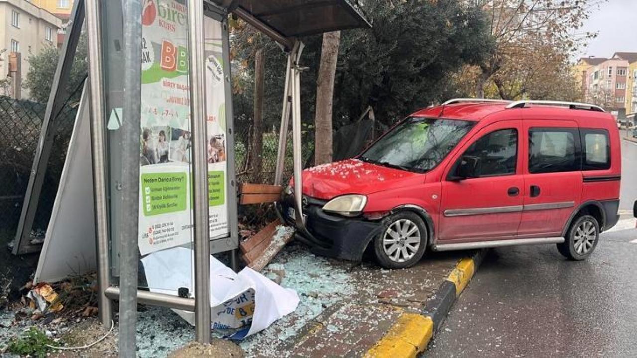 Kocaeli’de park halindeyken hareket araç durağa daldı