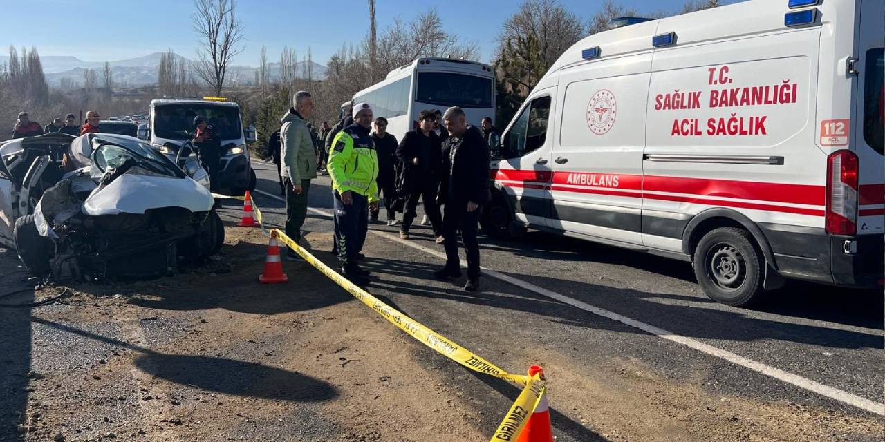 Nevşehir’de yolcu midibüsü ile otomobil çarpıştı: 11 yaralı