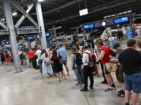 Almanya’da tüm tren seferleri durduruldu: Onbinlerce yolcu mahsur kaldı