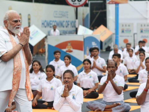 Başbakan binlerce kişiyle aynı anda yoga yaptı! Görüntüler sosyal medyayı salladı